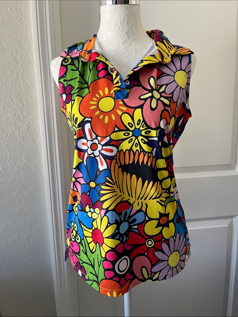 Ace Golf Hyped-Up Vibrant Tropical Floral Sleeveless Polo Top in Multi